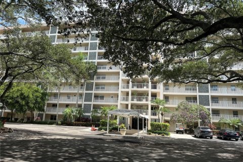Condo in Pompano Beach, Florida, 3 bedrooms  № 1935912 - photo 2