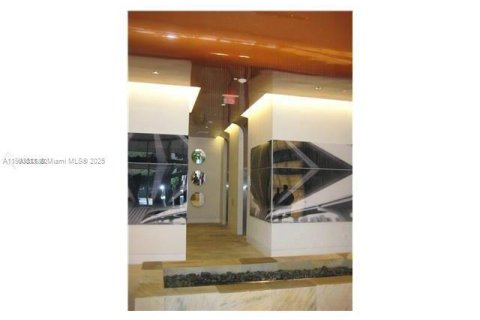 Снять в аренду кондоминиум в Майами, Флорида 1 спальня, 70.05м2, № 1954621 - фото 2