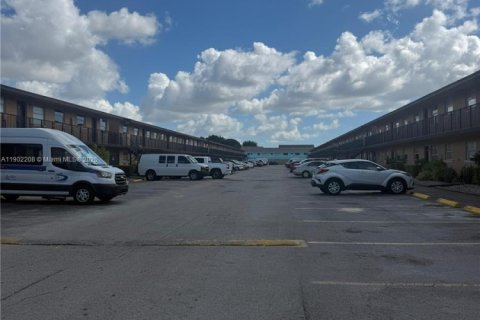 Apartment in Hialeah, Florida 3 bedrooms, 78.69 sq.m. № 1953621 - photo 2