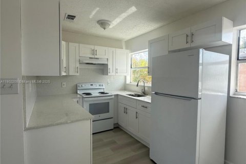 Apartment in Hialeah, Florida 3 bedrooms, 78.69 sq.m. № 1953621 - photo 4