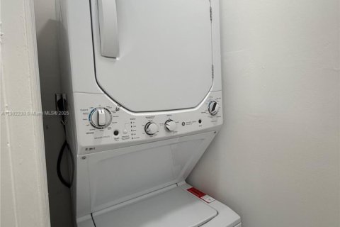 Apartment in Hialeah, Florida 3 bedrooms, 78.69 sq.m. № 1953621 - photo 12