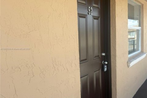 Apartment in Hialeah, Florida 3 bedrooms, 78.69 sq.m. № 1953621 - photo 1