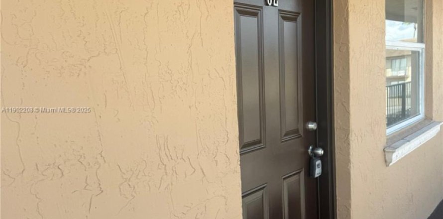 Apartment in Hialeah, Florida 3 bedrooms, 78.69 sq.m. № 1953621