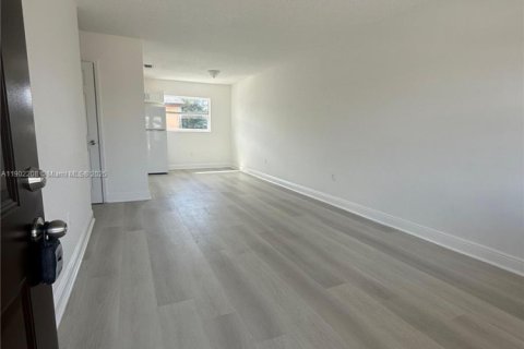 Apartment in Hialeah, Florida 3 bedrooms, 78.69 sq.m. № 1953621 - photo 3