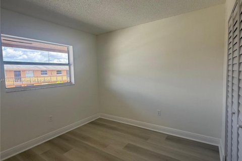 Apartment in Hialeah, Florida 3 bedrooms, 78.69 sq.m. № 1953621 - photo 5