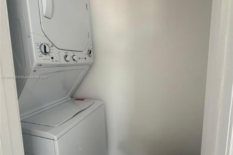 Apartment in Hialeah, Florida 3 bedrooms, 78.69 sq.m. № 1953621 - photo 9