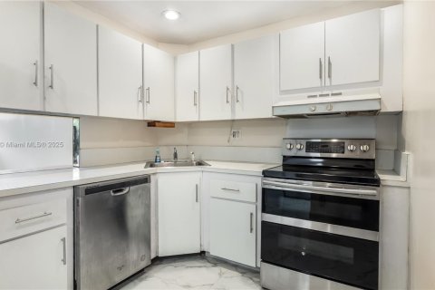 Condo in North Miami, Florida, 1 bedroom  № 2016708 - photo 2