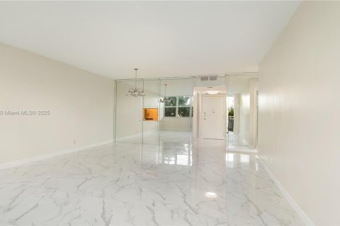 Condo in North Miami, Florida, 1 bedroom  № 2016708 - photo 6