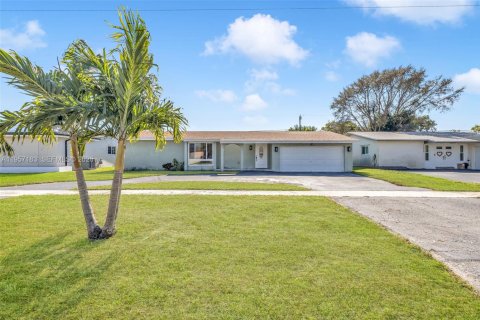 House in Sunrise, Florida 4 bedrooms, 165.55 sq.m. № 2019580 - photo 2