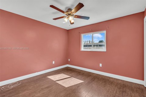 House in Sunrise, Florida 4 bedrooms, 165.55 sq.m. № 2019580 - photo 29