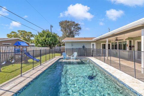 House in Sunrise, Florida 4 bedrooms, 165.55 sq.m. № 2019580