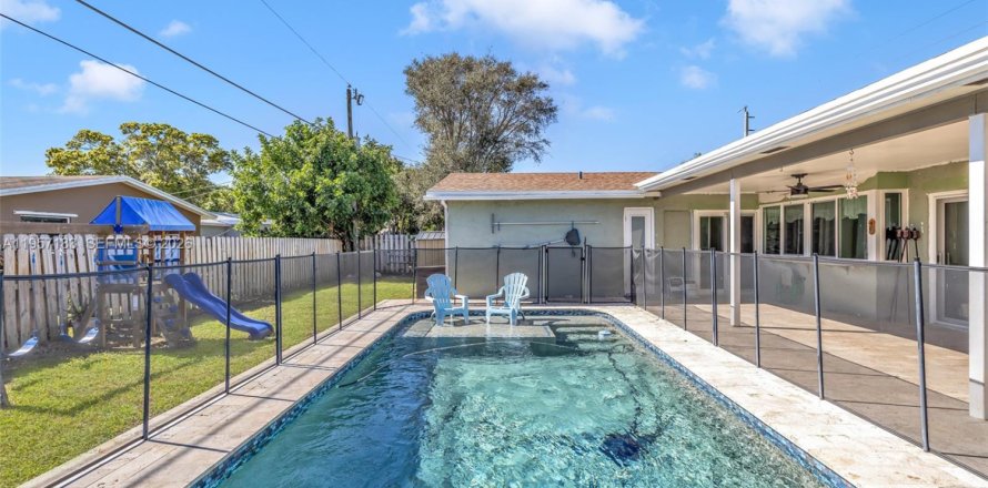 House in Sunrise, Florida 4 bedrooms, 165.55 sq.m. № 2019580