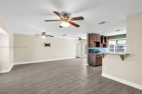 House in Sunrise, Florida 4 bedrooms, 165.55 sq.m. № 2019580 - photo 12