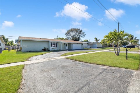 House in Sunrise, Florida 4 bedrooms, 165.55 sq.m. № 2019580 - photo 6