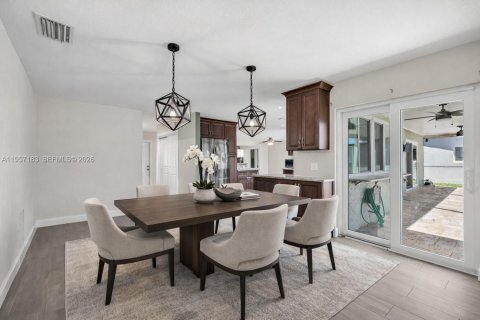 House in Sunrise, Florida 4 bedrooms, 165.55 sq.m. № 2019580 - photo 19