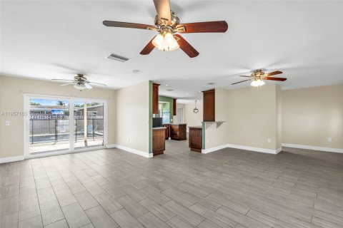 House in Sunrise, Florida 4 bedrooms, 165.55 sq.m. № 2019580 - photo 14