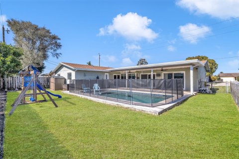 House in Sunrise, Florida 4 bedrooms, 165.55 sq.m. № 2019580 - photo 24