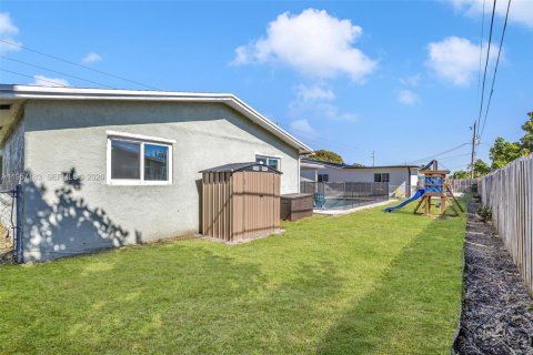 House in Sunrise, Florida 4 bedrooms, 165.55 sq.m. № 2019580 - photo 23