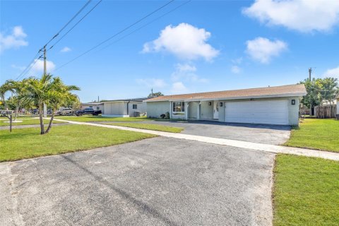 House in Sunrise, Florida 4 bedrooms, 165.55 sq.m. № 2019580 - photo 7