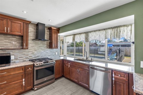 House in Sunrise, Florida 4 bedrooms, 165.55 sq.m. № 2019580 - photo 17