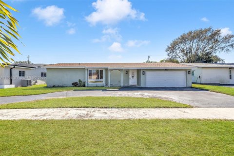 House in Sunrise, Florida 4 bedrooms, 165.55 sq.m. № 2019580 - photo 8