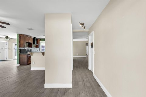 House in Sunrise, Florida 4 bedrooms, 165.55 sq.m. № 2019580 - photo 10