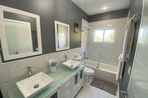 Adosado en venta en Miami, Florida, 3 dormitorios, 158.49 m2 № 1984976 - foto 19
