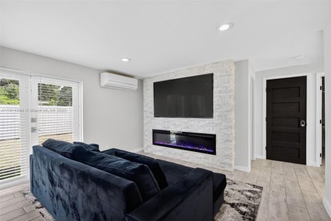 Casa en venta en North Miami, Florida, 5 dormitorios, 183.57 m2 № 1970888 - foto 18