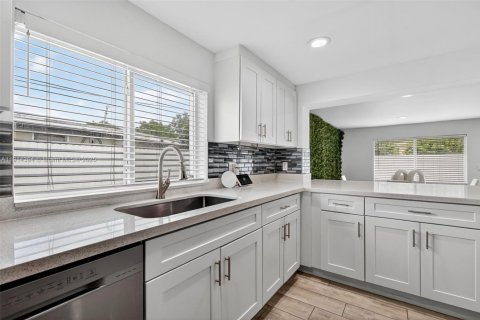 Casa en venta en North Miami, Florida, 5 dormitorios, 183.57 m2 № 1970888 - foto 9