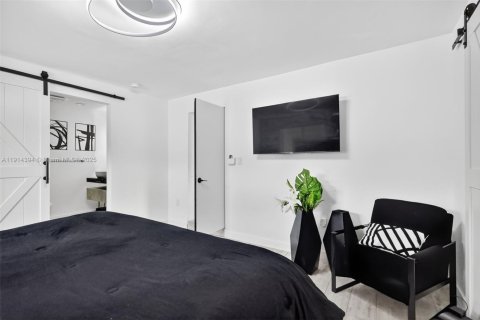 Casa en venta en North Miami, Florida, 5 dormitorios, 183.57 m2 № 1970888 - foto 23