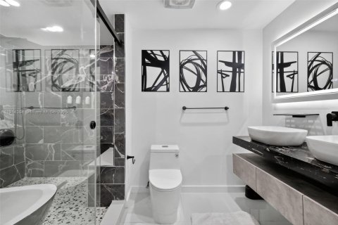 Casa en venta en North Miami, Florida, 5 dormitorios, 183.57 m2 № 1970888 - foto 24