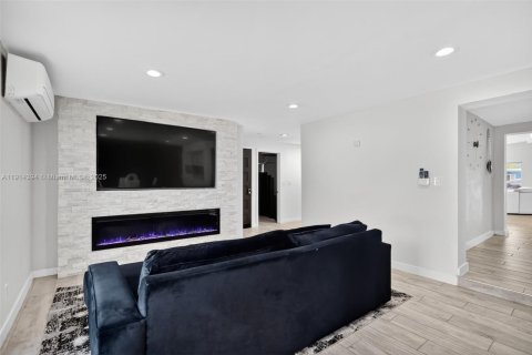 Casa en venta en North Miami, Florida, 5 dormitorios, 183.57 m2 № 1970888 - foto 20