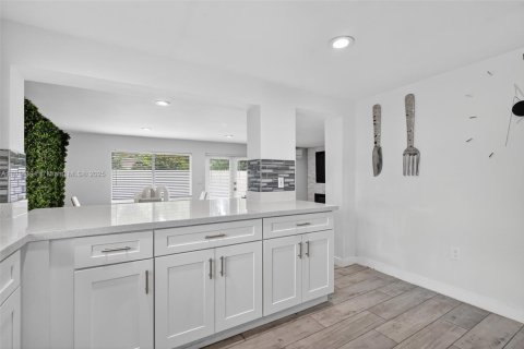 Casa en venta en North Miami, Florida, 5 dormitorios, 183.57 m2 № 1970888 - foto 12