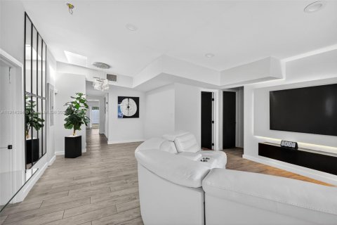 Casa en venta en North Miami, Florida, 5 dormitorios, 183.57 m2 № 1970888 - foto 1