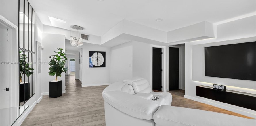 Casa en North Miami, Florida 5 dormitorios, 183.57 m2 № 1970888