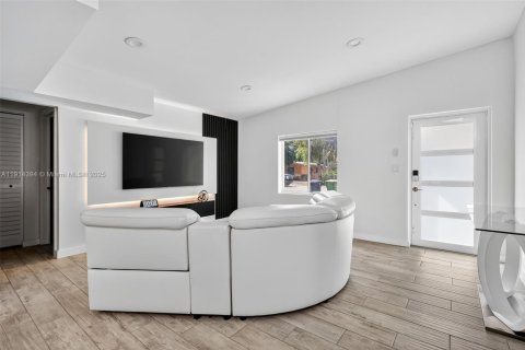 Casa en venta en North Miami, Florida, 5 dormitorios, 183.57 m2 № 1970888 - foto 5