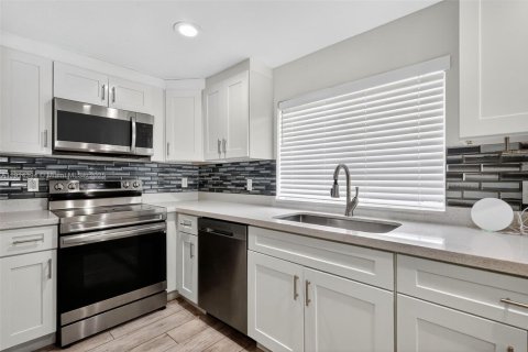 Casa en venta en North Miami, Florida, 5 dormitorios, 183.57 m2 № 1970888 - foto 11