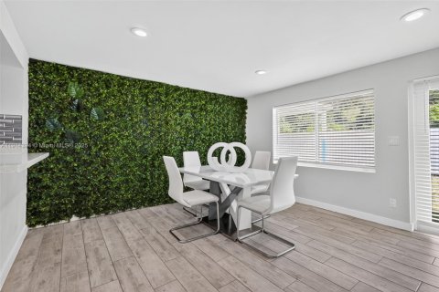 Casa en venta en North Miami, Florida, 5 dormitorios, 183.57 m2 № 1970888 - foto 15