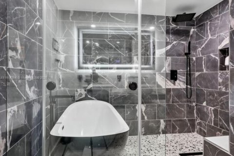 Casa en venta en North Miami, Florida, 5 dormitorios, 183.57 m2 № 1970888 - foto 26