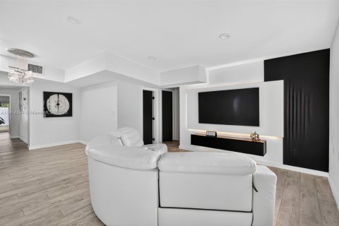 Casa en venta en North Miami, Florida, 5 dormitorios, 183.57 m2 № 1970888 - foto 4