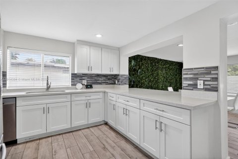 Casa en venta en North Miami, Florida, 5 dormitorios, 183.57 m2 № 1970888 - foto 13