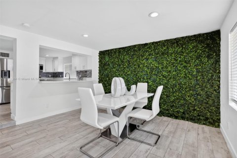 Casa en venta en North Miami, Florida, 5 dormitorios, 183.57 m2 № 1970888 - foto 14