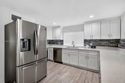 Casa en venta en North Miami, Florida, 5 dormitorios, 183.57 m2 № 1970888 - foto 2