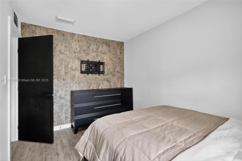 Casa en venta en North Miami, Florida, 5 dormitorios, 183.57 m2 № 1970888 - foto 29