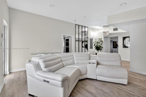 Casa en venta en North Miami, Florida, 5 dormitorios, 183.57 m2 № 1970888 - foto 6