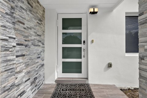 Casa en venta en North Miami, Florida, 5 dormitorios, 183.57 m2 № 1970888 - foto 3