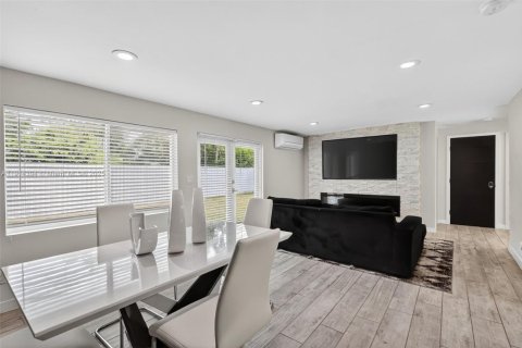 Casa en venta en North Miami, Florida, 5 dormitorios, 183.57 m2 № 1970888 - foto 17