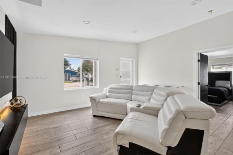 Casa en venta en North Miami, Florida, 5 dormitorios, 183.57 m2 № 1970888 - foto 7