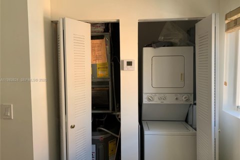 Condo in Miami, Florida, 1 bedroom  № 2046838 - photo 9