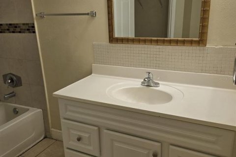 Condo in Orlando, Florida, 2 bedrooms № 2145247 - photo 14